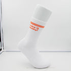 Weiße Sportsocken mit orangener Aufschrift