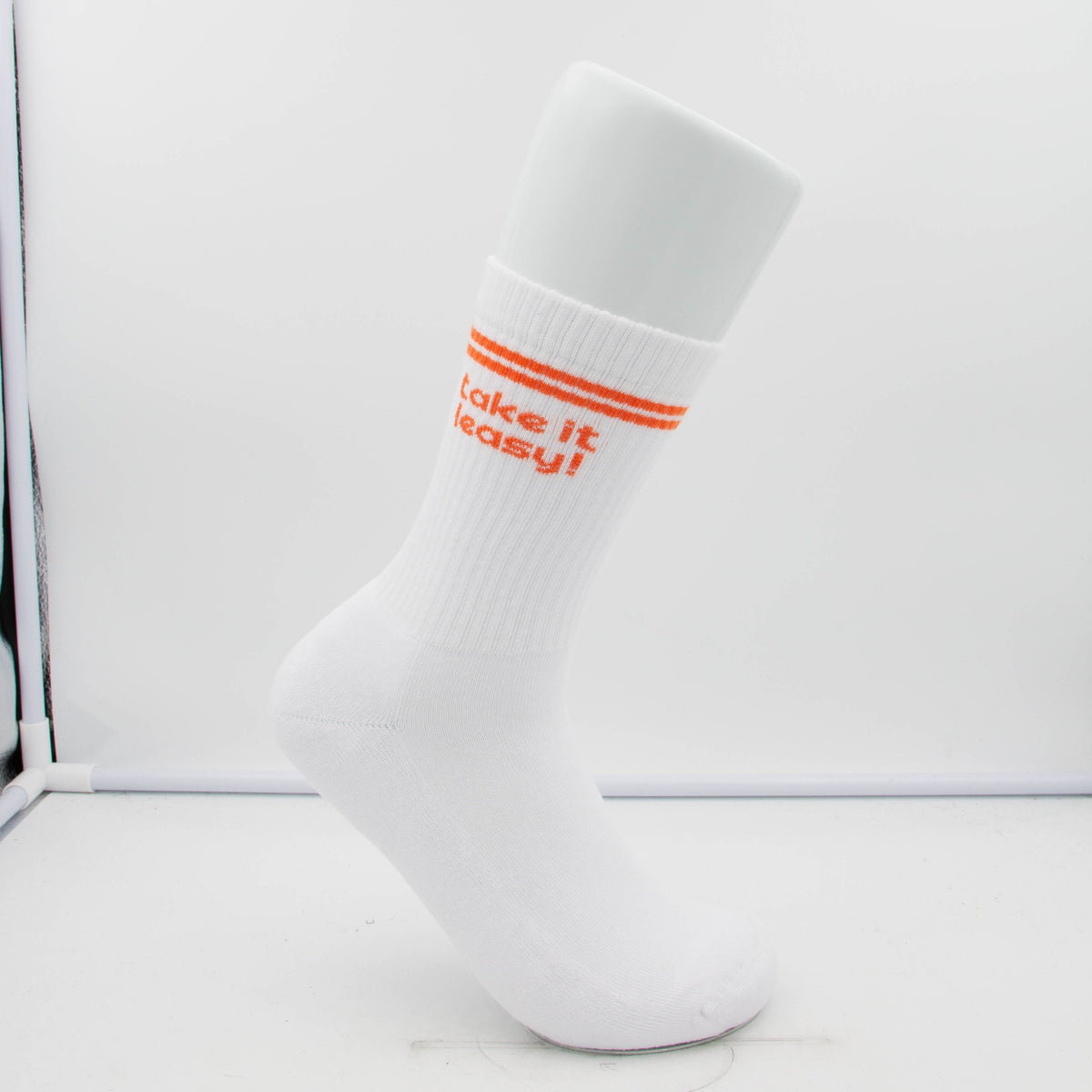 Weiße Sportsocken mit orangener Aufschrift