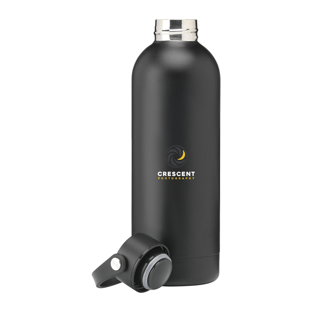 Elegante und praktische Edelstahlflasche aus recyceltem Stahl. Mit einem bunten Logo auf der Front der Flasche. Schwarz
