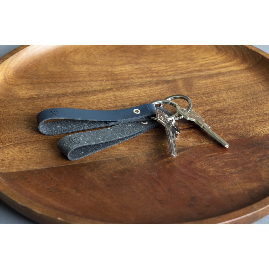 Recycelter Leder Schlüsselanhänger in Aktion mit Schlüssel dran