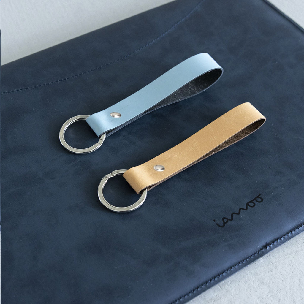 Recycelter Leder Schlüsselanhänger im Vergleich der Farben taupe und dunkelblau