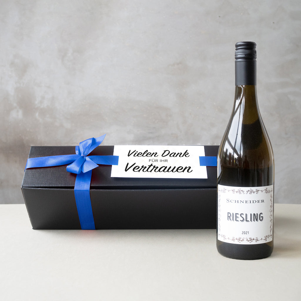 Weißwein Riesling in edler schwarzer Geschenkbox mit blauer Schleife und individueller Karte.