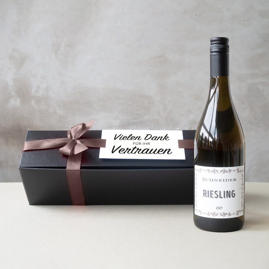 Weißwein Riesling in edler schwarzer Geschenkbox mit brauner Schleife und individueller Karte.