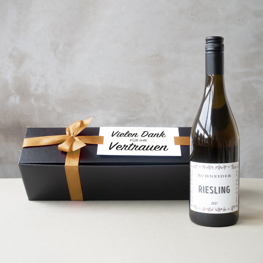 Weißwein Riesling in edler schwarzer Geschenkbox mit goldene Schleife und individueller Karte.