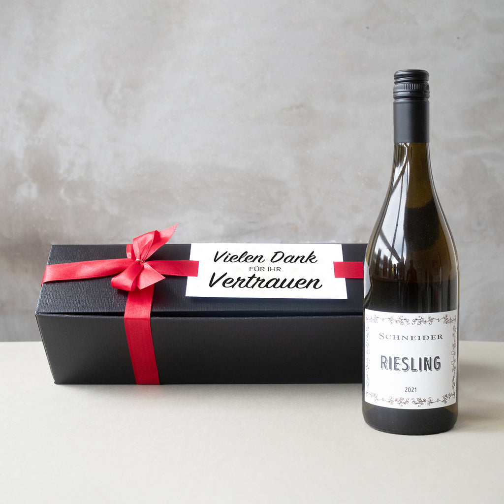 Weißwein Riesling in edler schwarzer Geschenkbox mit roter Schleife und individueller Karte.