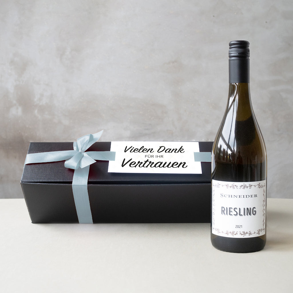 Weißwein Riesling in edler schwarzer Geschenkbox mit silberner Schleife und individueller Karte.