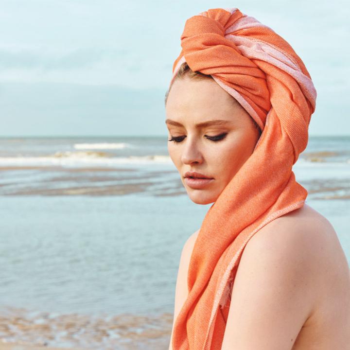 Moodbild von einer Frau mit Handtuch auf dem Kopf eingewickelt