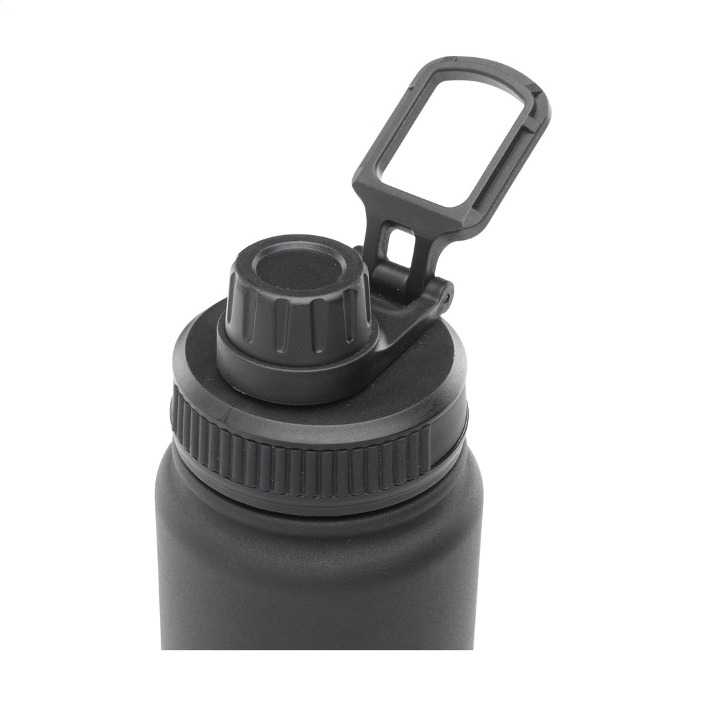 Schwarze Tappo Thermostrinkflasche aus recyceltem Edelstahl jetzt mit deinem Logo bedrucken. Hier auf dem Foto mit einer edlen Lasergravur auf der Front und einem praktischem Schraubverschluss. Deckel geschlossen