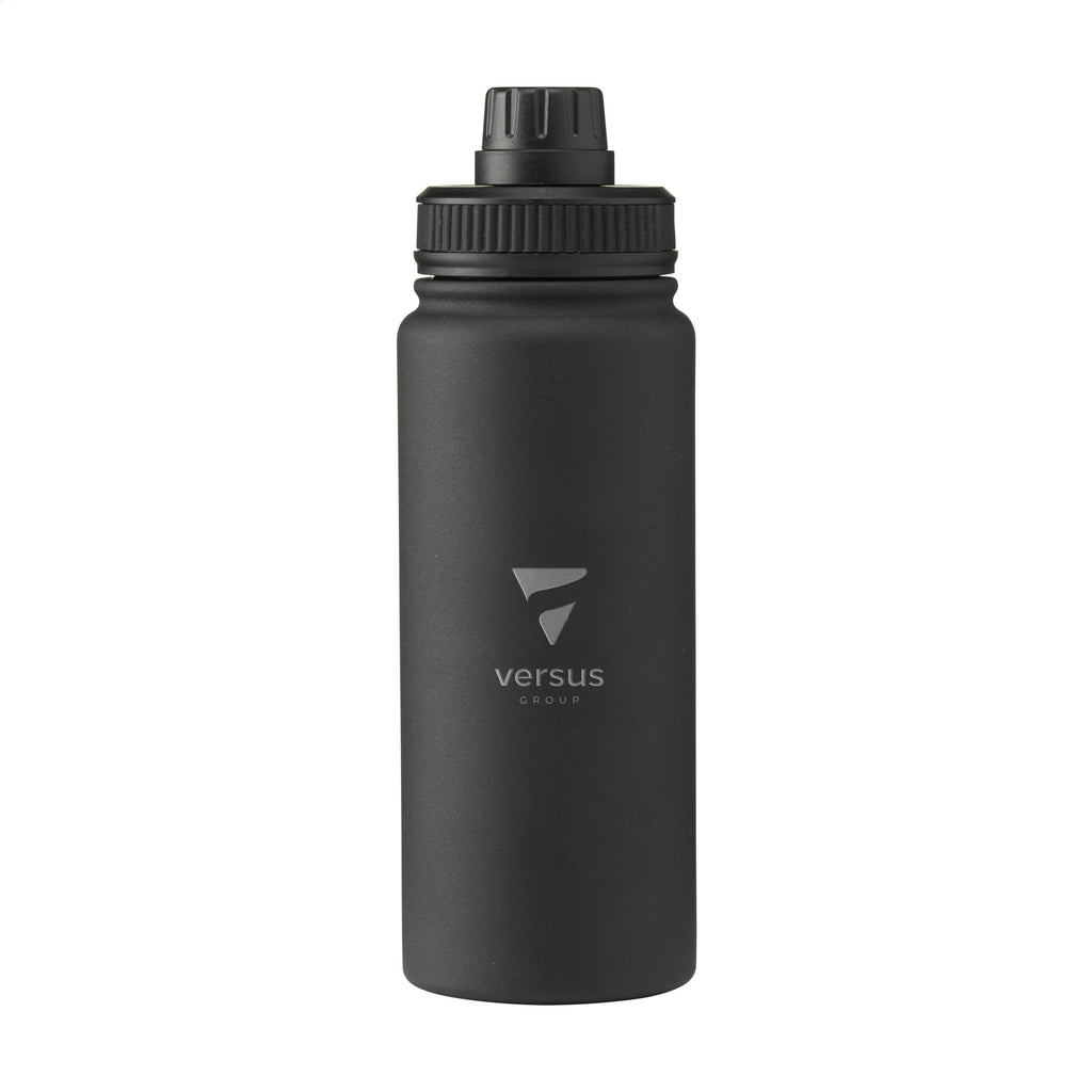 Schwarze Tappo Thermostrinkflasche aus recyceltem Edelstahl jetzt mit deinem Logo bedrucken. Hier auf dem Foto mit einer edlen Lasergravur auf der Front und einem praktischem Schraubverschluss