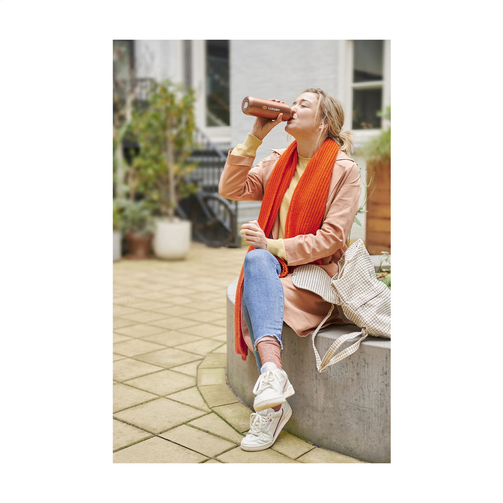 Moodbild Frau trinkt aus Thermosflasche