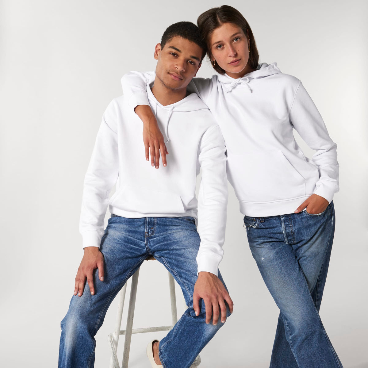 Unisex Hoodie aus Baumwolle mit deinem individuellen Logo bedrucken.