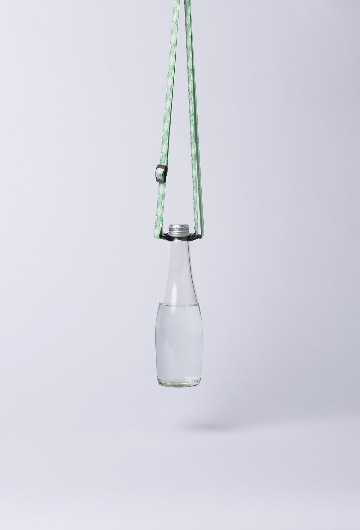 Trageband mit vollflächigem Druckmotiv, an dem eine Trinkflasche hängt