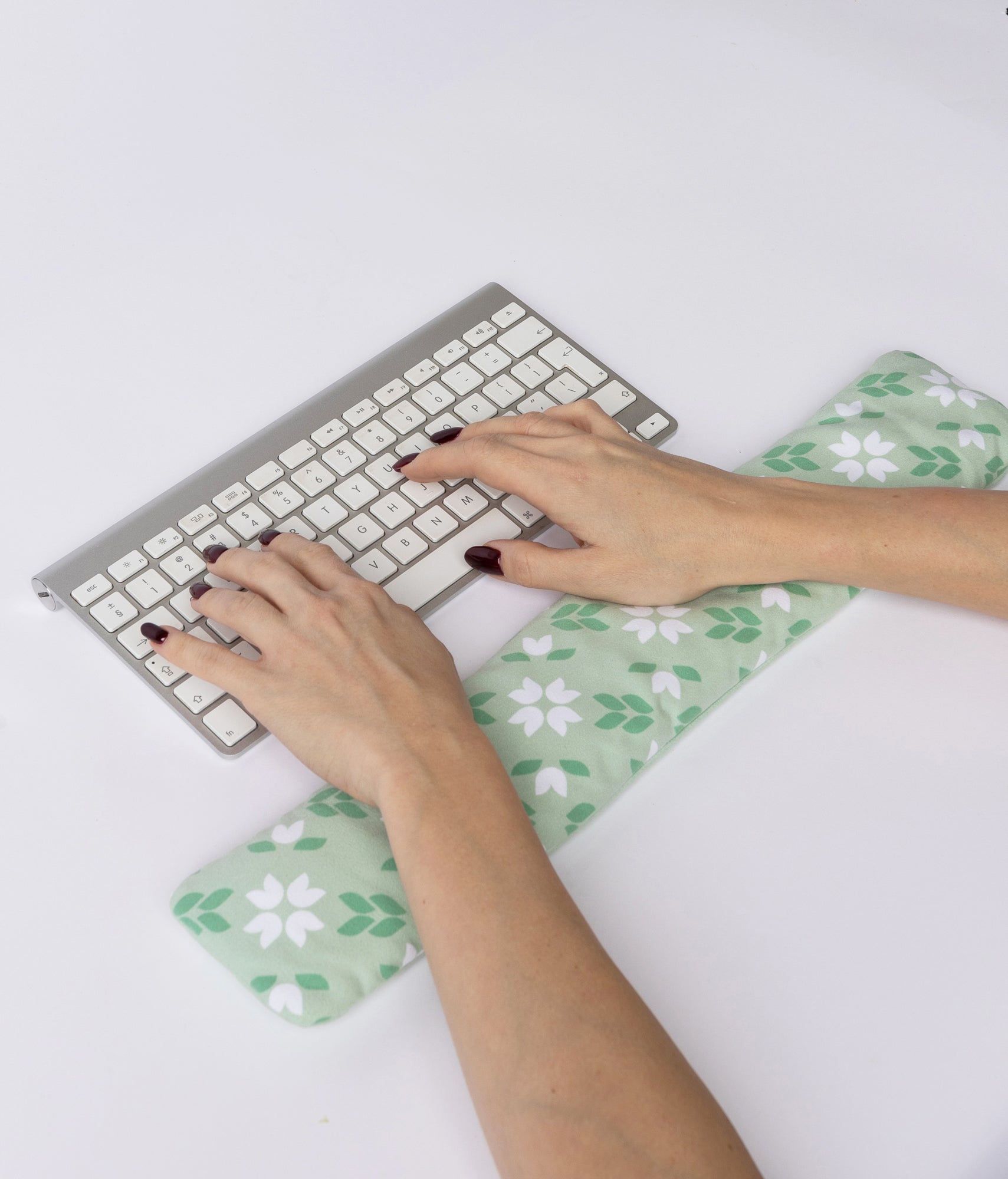 Längliche Handgelenkauflage mit vollflächigem Druckmotiv vor einer Tastatur, Ansicht 2