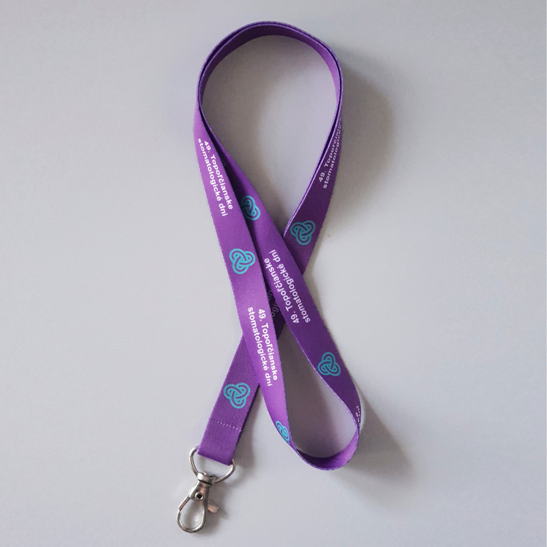 Lanyard mit vollflächigem Druckmotiv und zwei Metallkarabinern