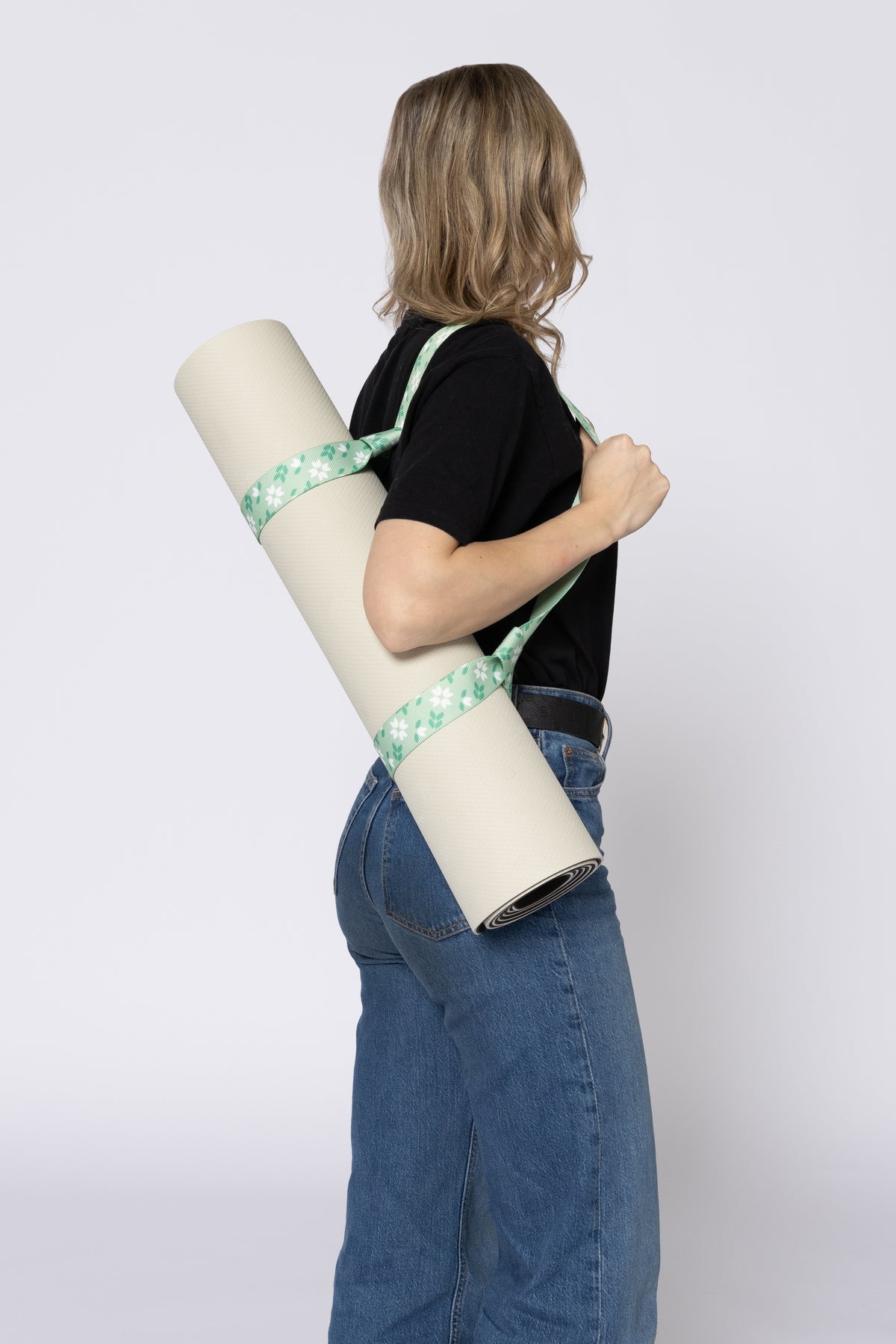 Tragegurt für Yogamatten mit vollflächigem Druckmotiv um eine gerollte Matte, Ansicht 2