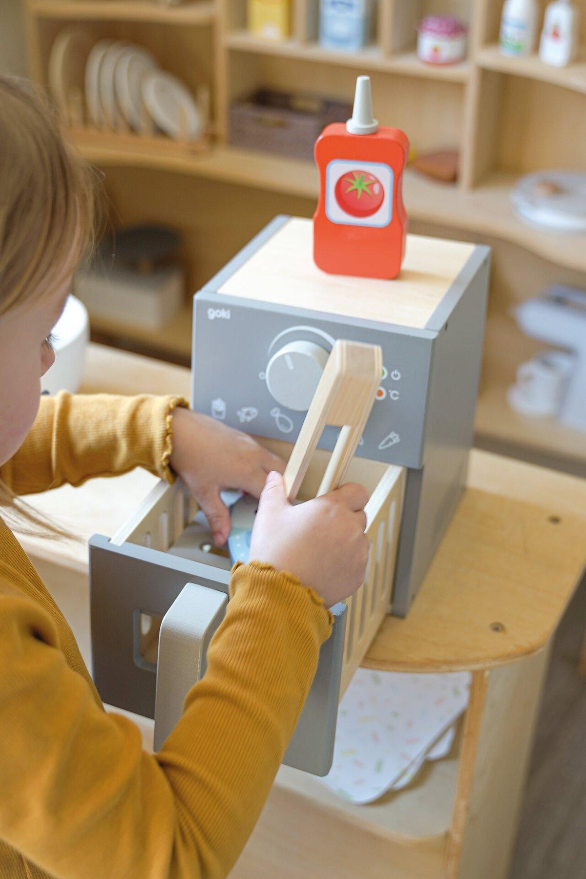 Airfryer Spielzeug aus Holz mit Zange und Ketchupflasche