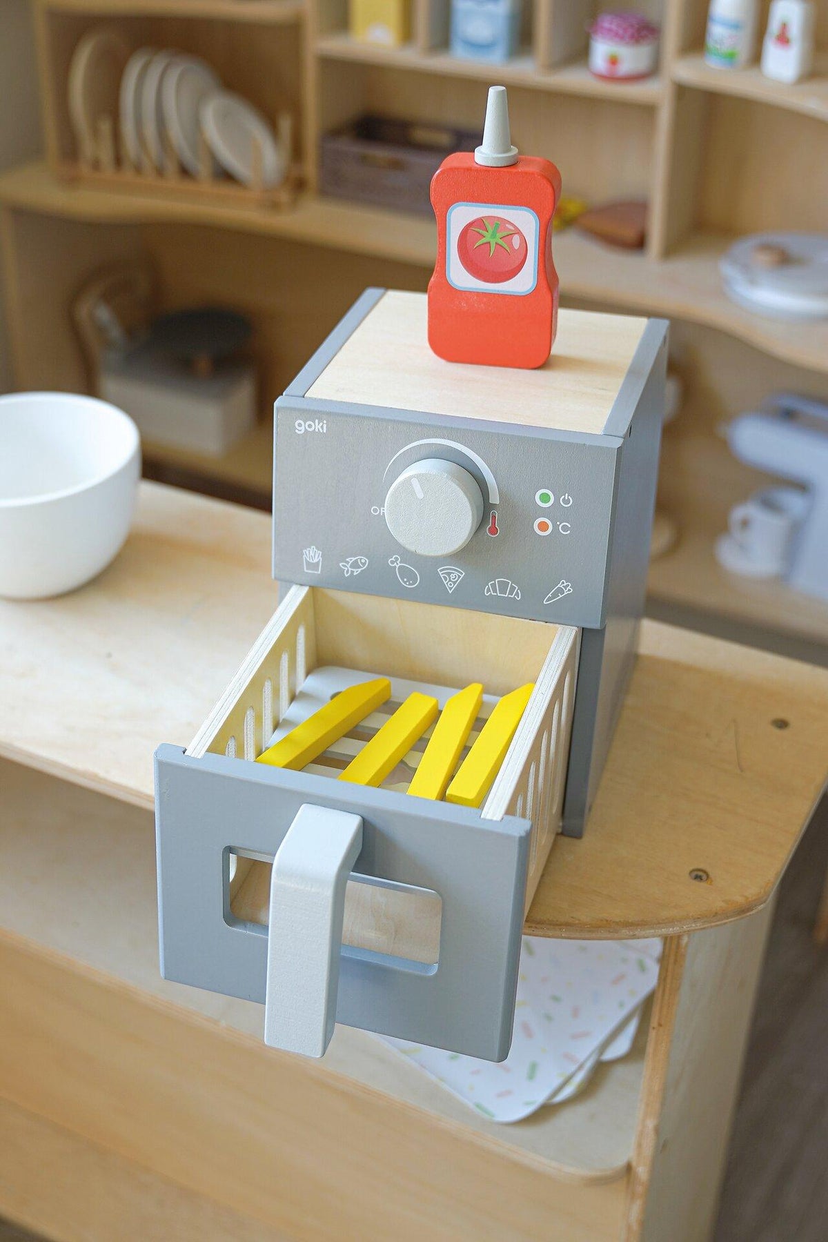 Airfryer Spielzeug aus Holz mit Zange und Ketchupflasche – Draufsicht