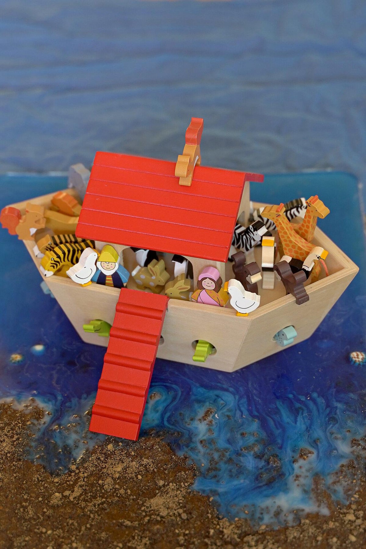 Arche Noah Set aus Holz mit 30 Tieren, Noah und Frau – Seitenansicht