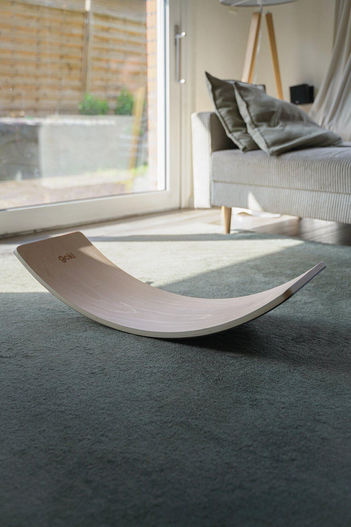 Balance Board Wave gebogen aus Holz und Filz von goki – weitere Ansicht