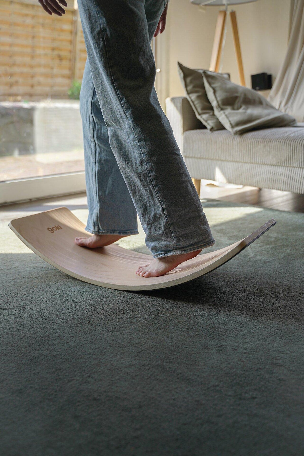 Balance Board Wave gebogen aus Holz und Filz von goki – weitere Ansicht