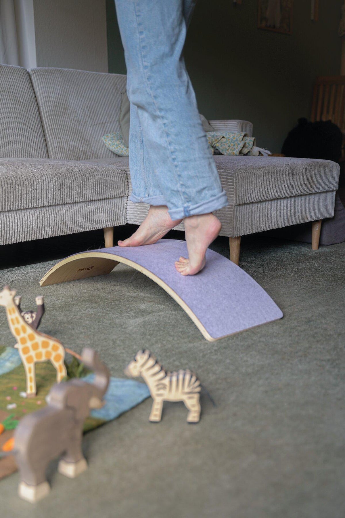 Balance Board Wave gebogen aus Holz und Filz von goki – weitere Ansicht