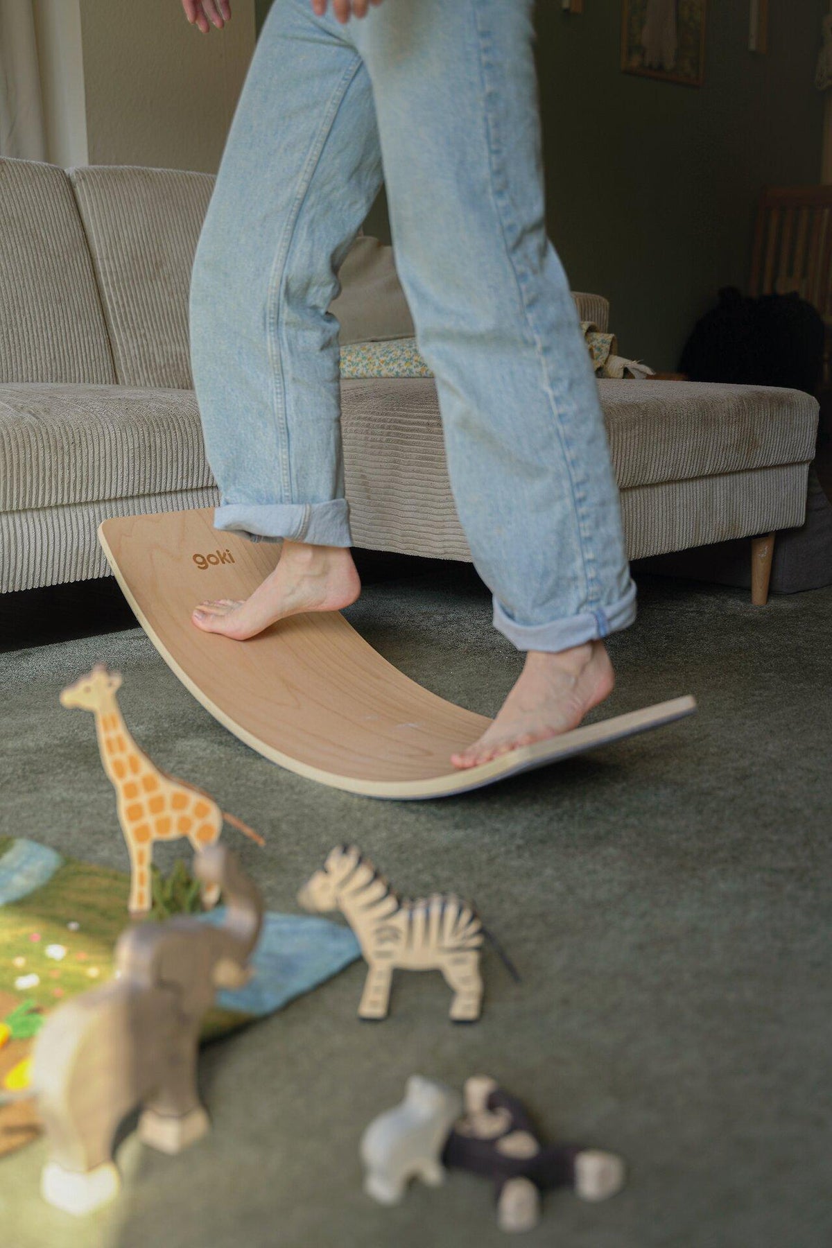 Balance Board Wave gebogen aus Holz und Filz von goki – weitere Ansicht
