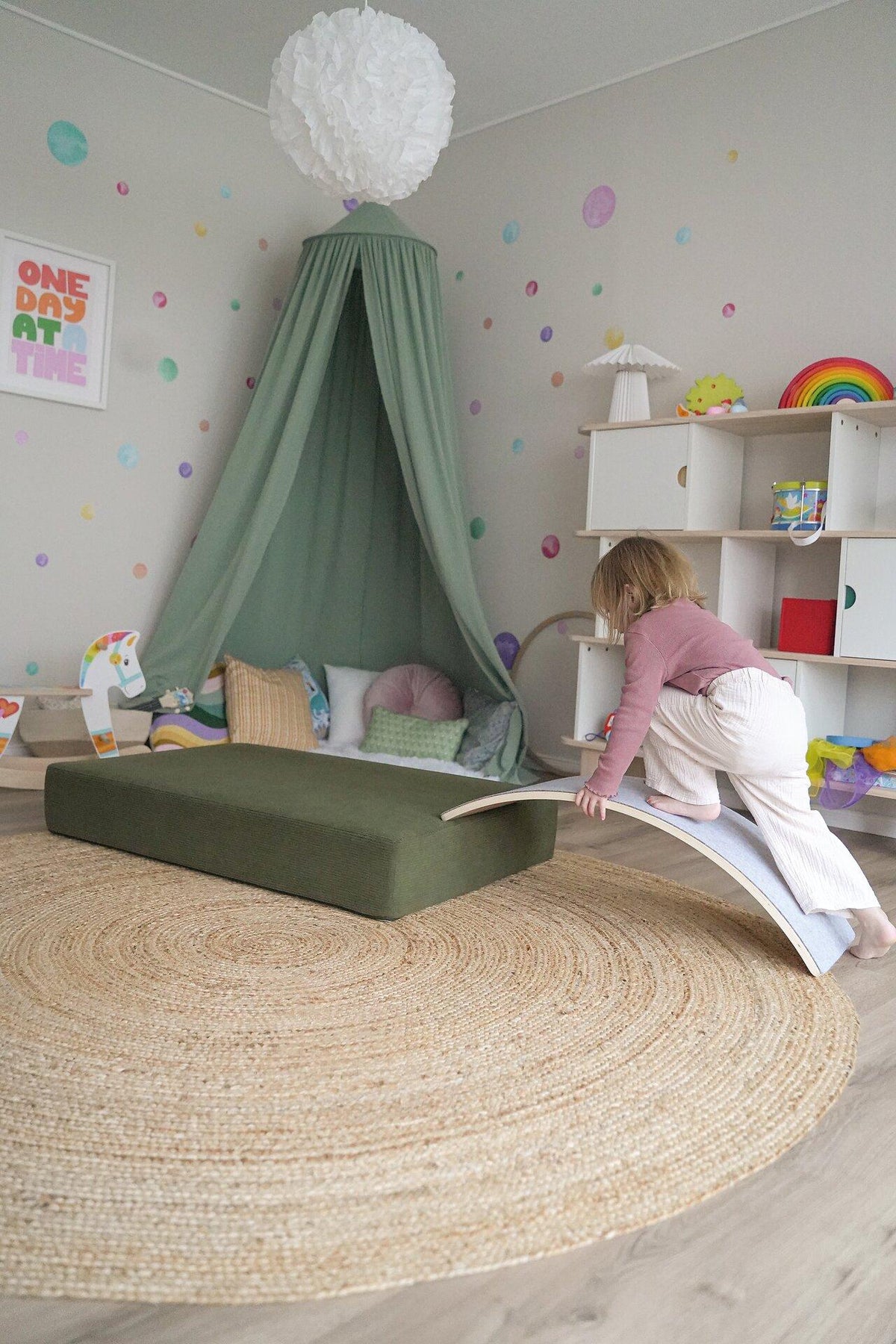 Balance Board Wave gebogen aus Holz und Filz von goki – weitere Ansicht