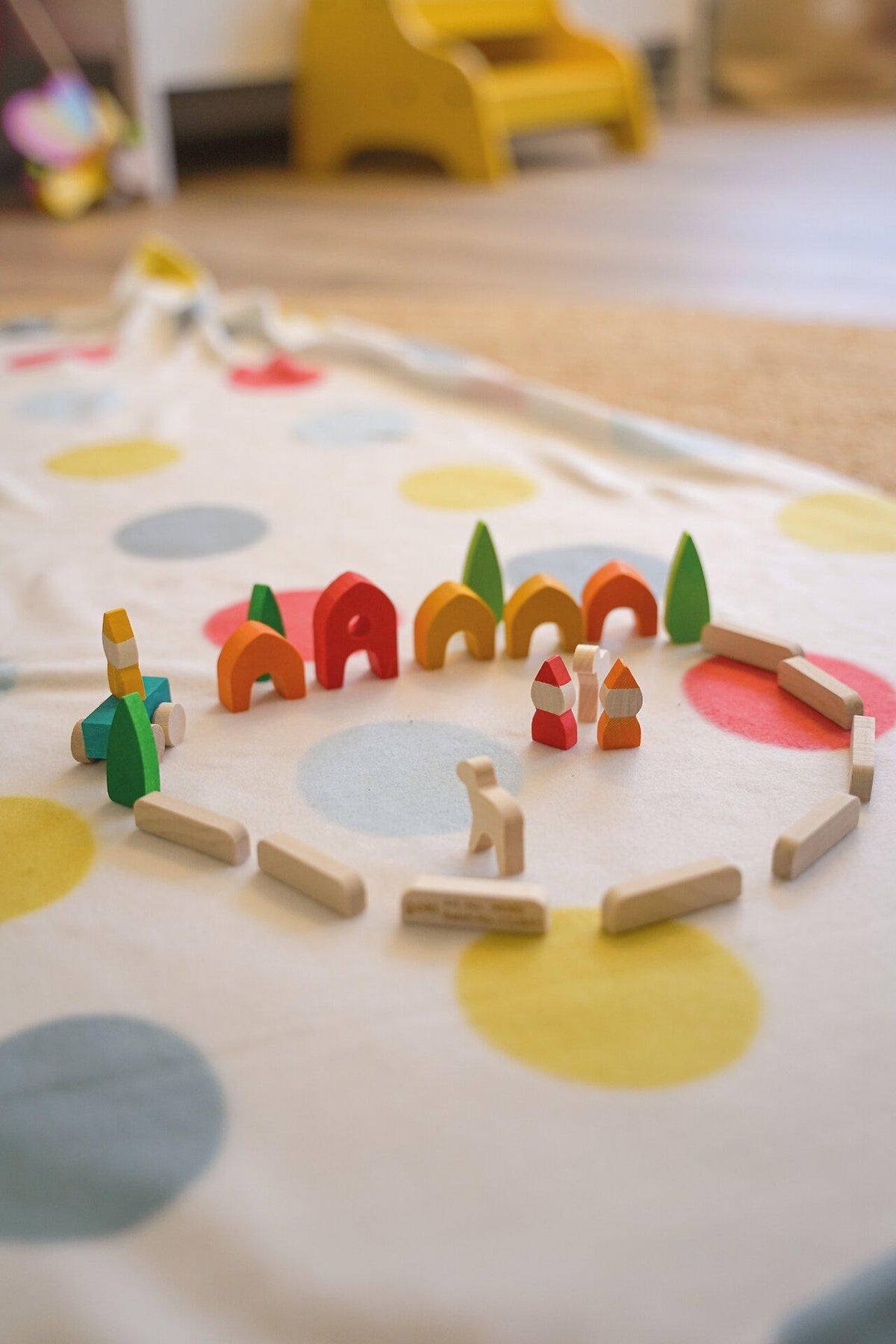 Bausteine Dorf aus Holz mit 25 Teilen von goki – Detail