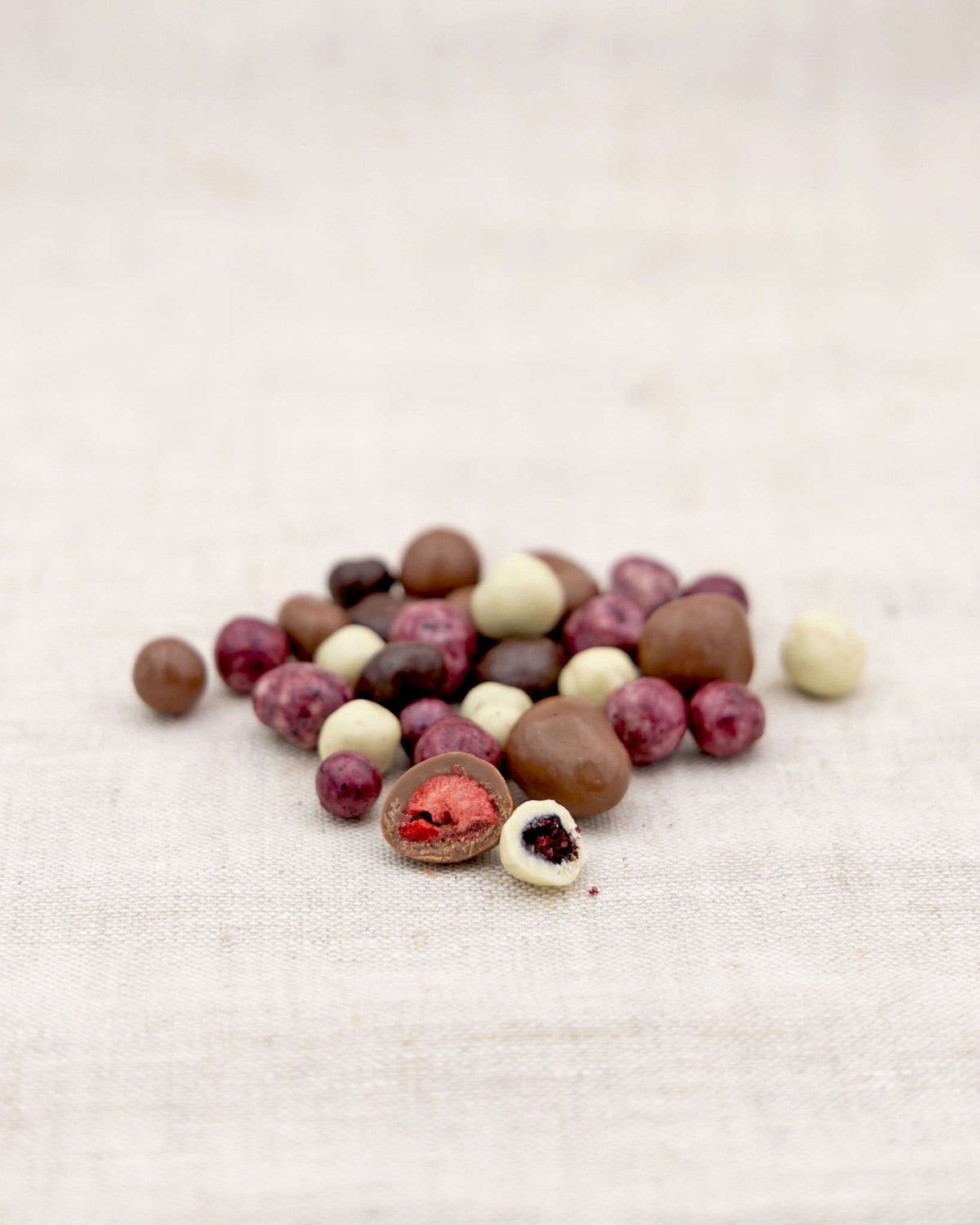 Bio Snack Werbetütchen 40 bis 50 g mit Deinem Design – Bio Beeren in dreierlei Schokoladen, 50 g