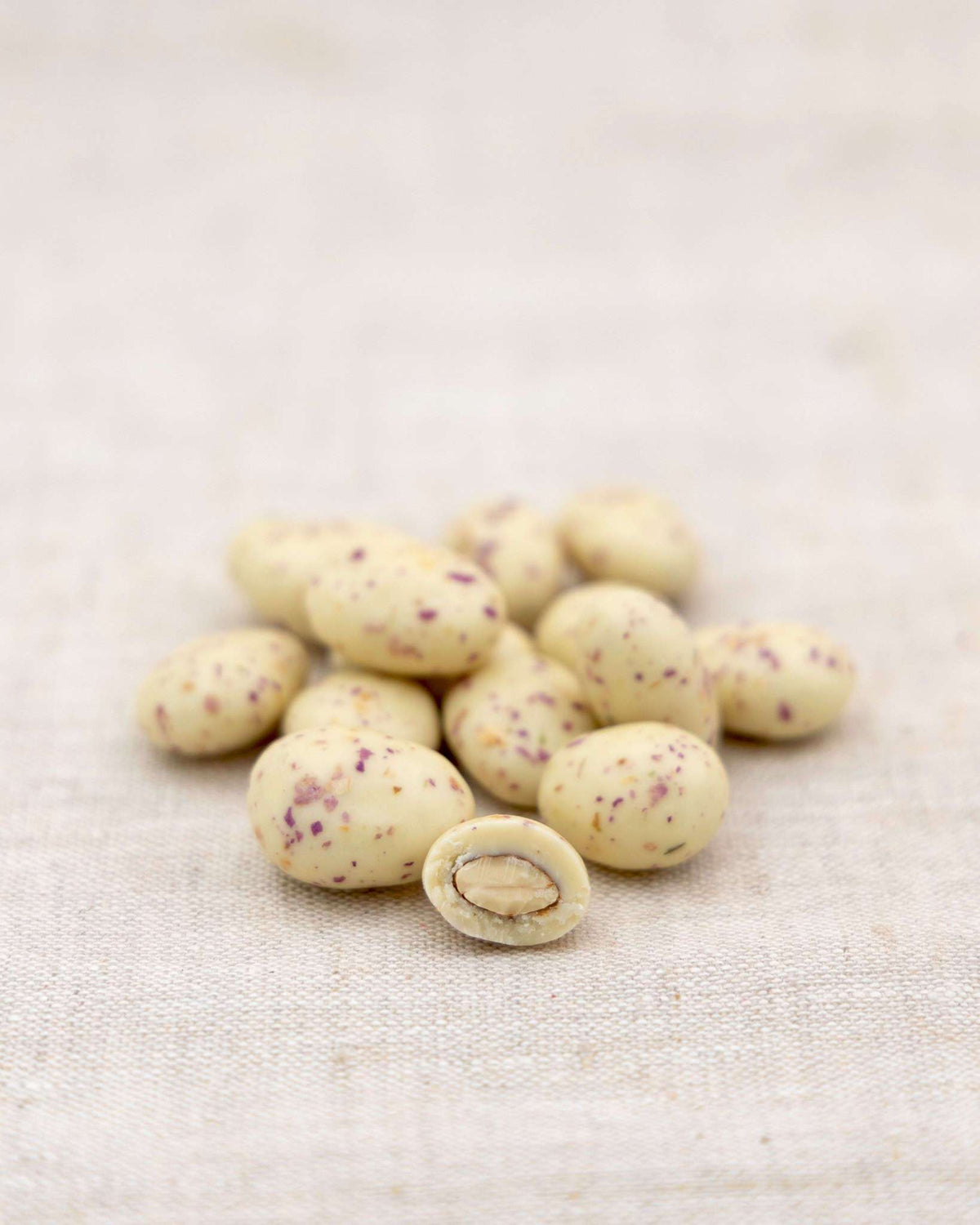 Bio Snack Werbetütchen 40 bis 50 g mit Deinem Design – Bio Mandeln in weißer Schokolade mit Rosenblüten, 50 g