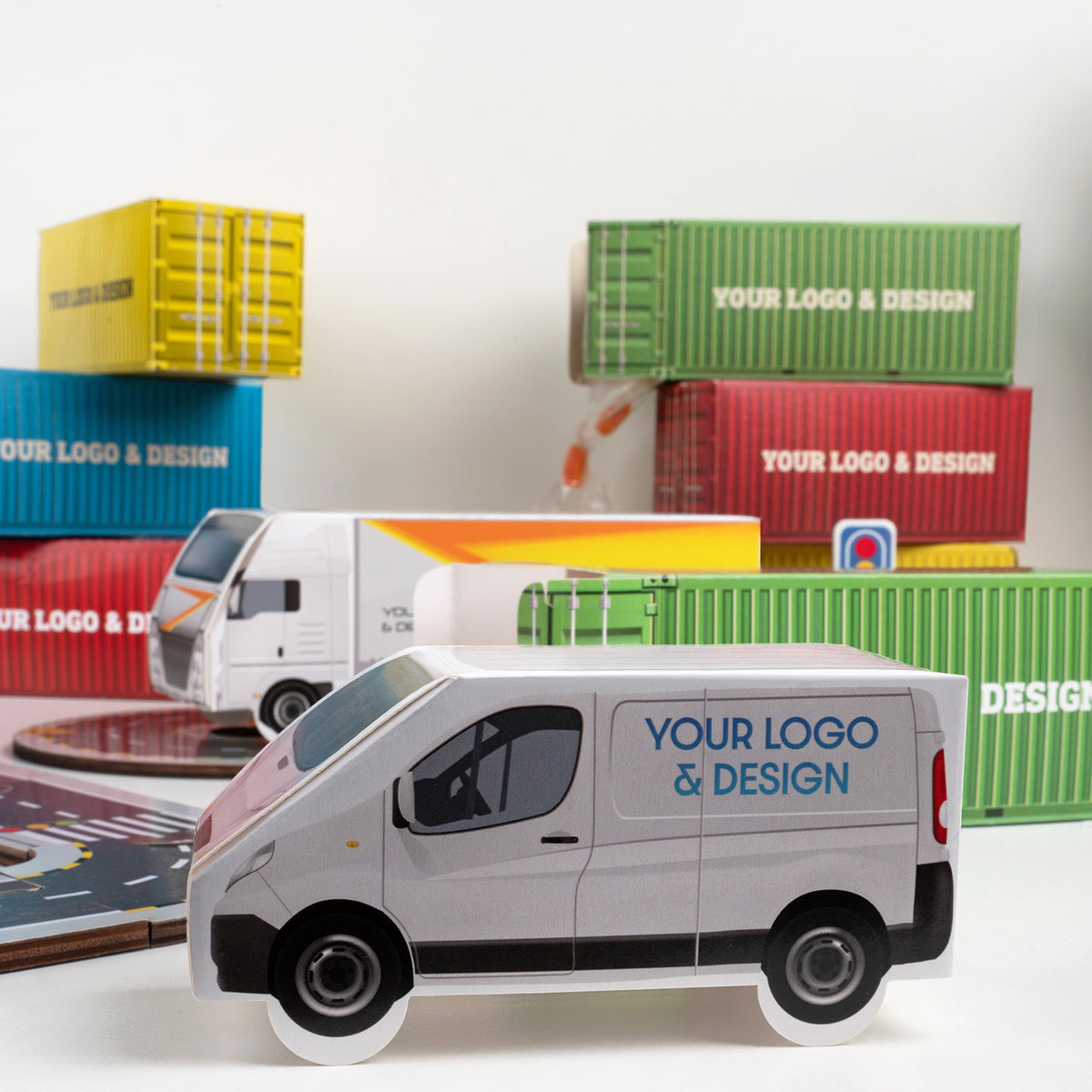 Bonbons im Mini Werbetruck mit Logo, Truck als Van in Nahaufnahme
