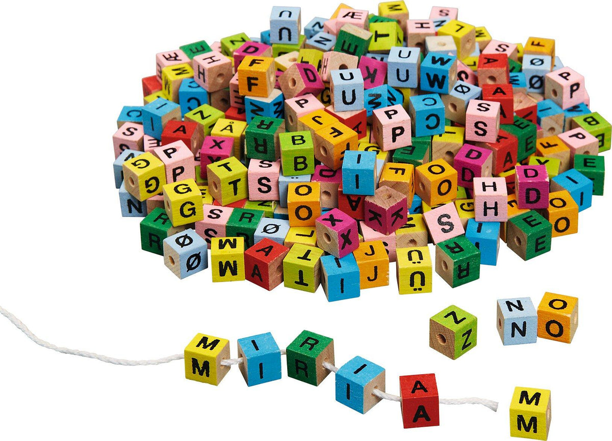 Bunte Buchstabenwürfel aus Holz zum Auffädeln – Ansicht