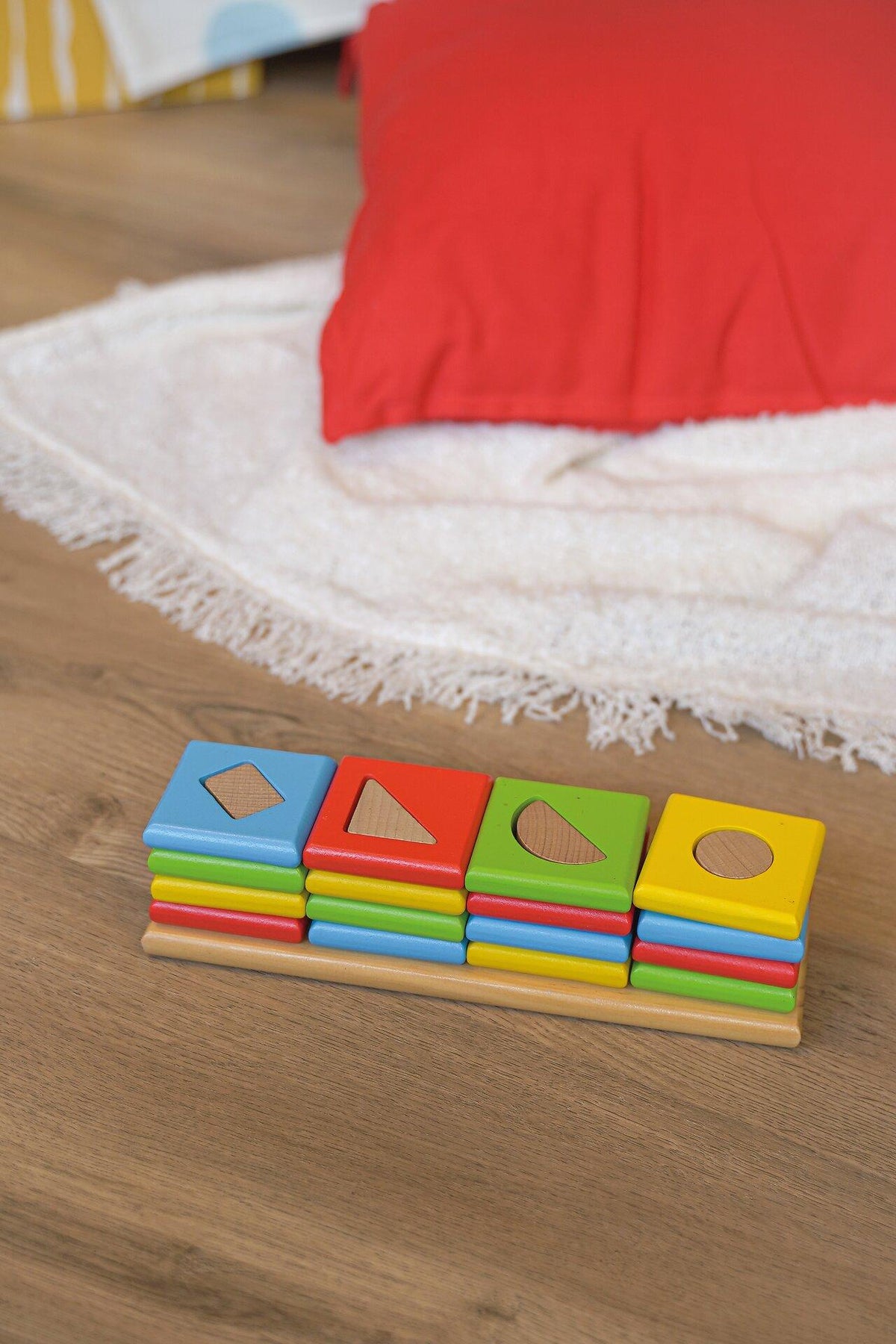 Die 4 Türme Sortierspiel mit Formen und Farben aus Holz