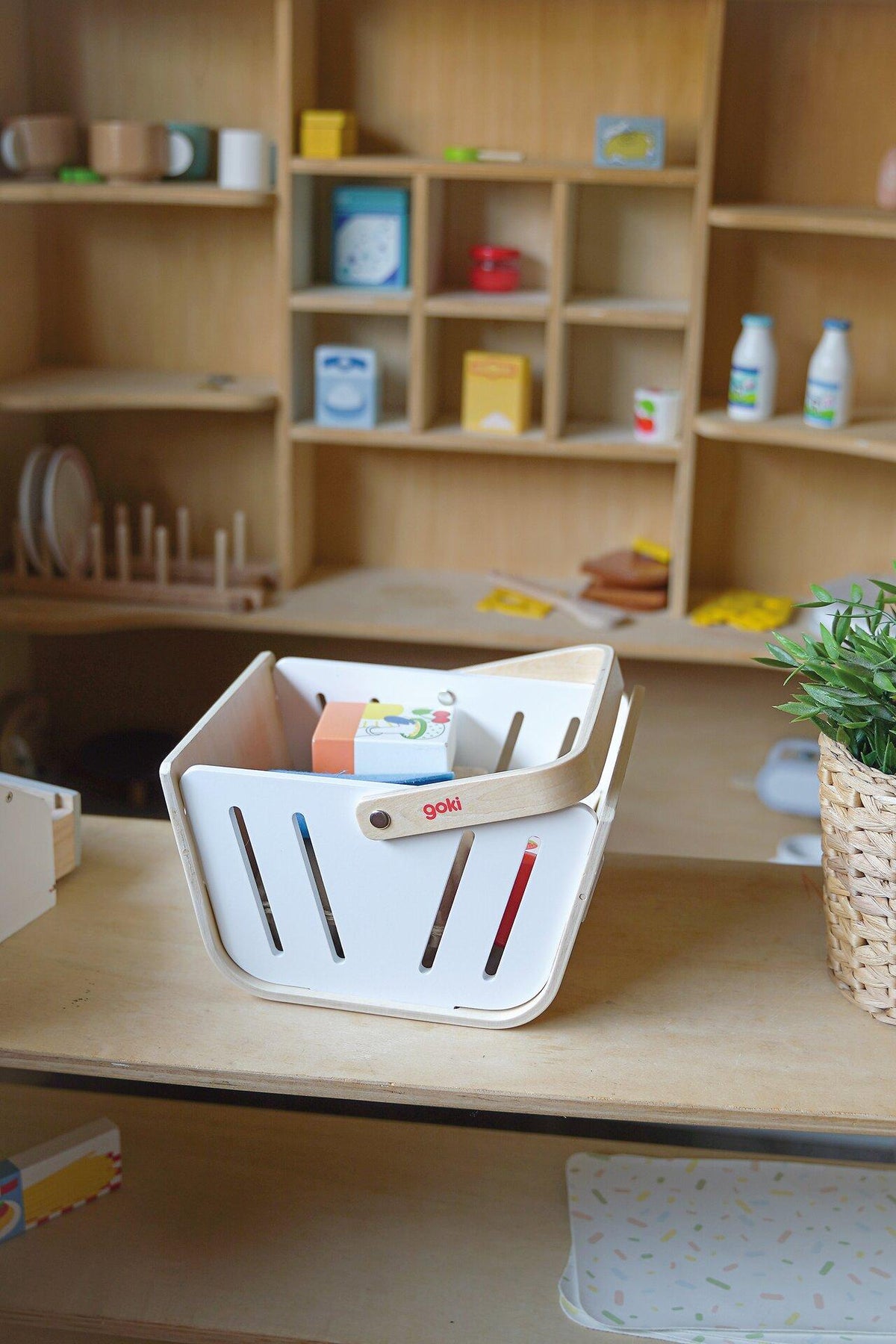 Einkaufskorb für Kinder aus Filz und Holz von goki – Seitenansicht