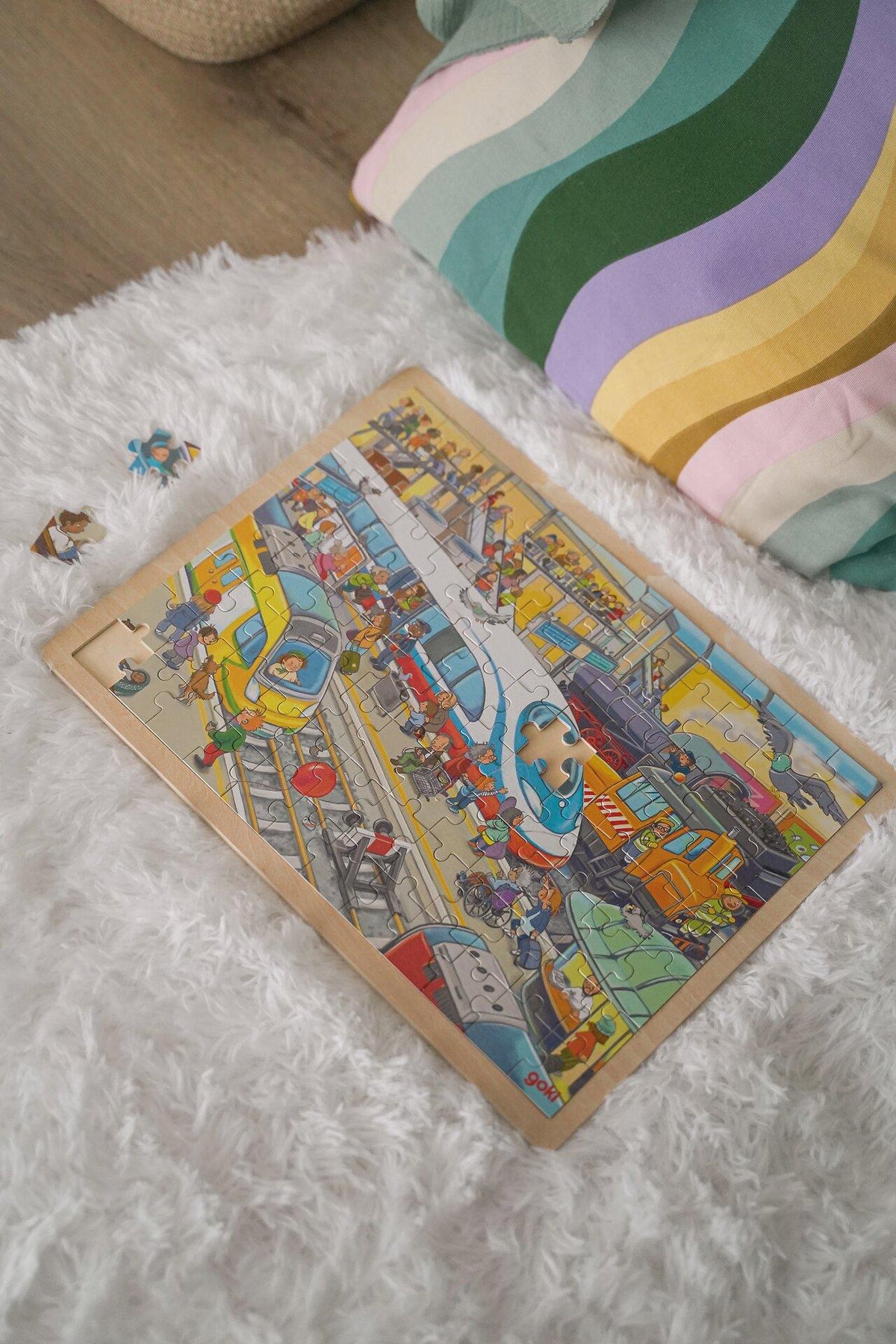 Einlegepuzzle Bahnhof mit Zügen und Reisenden von goki – weitere Ansicht