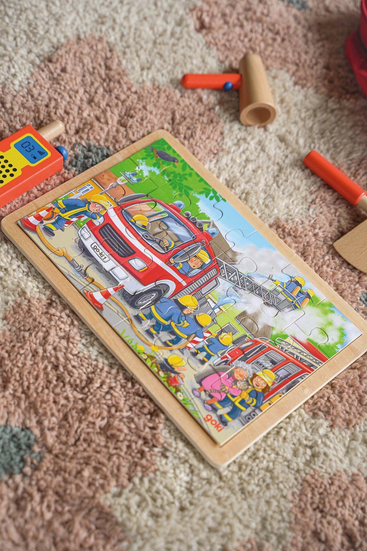 Einlegepuzzle Feuerwehreinsatz mit Löschfahrzeug von goki – Nahaufnahme