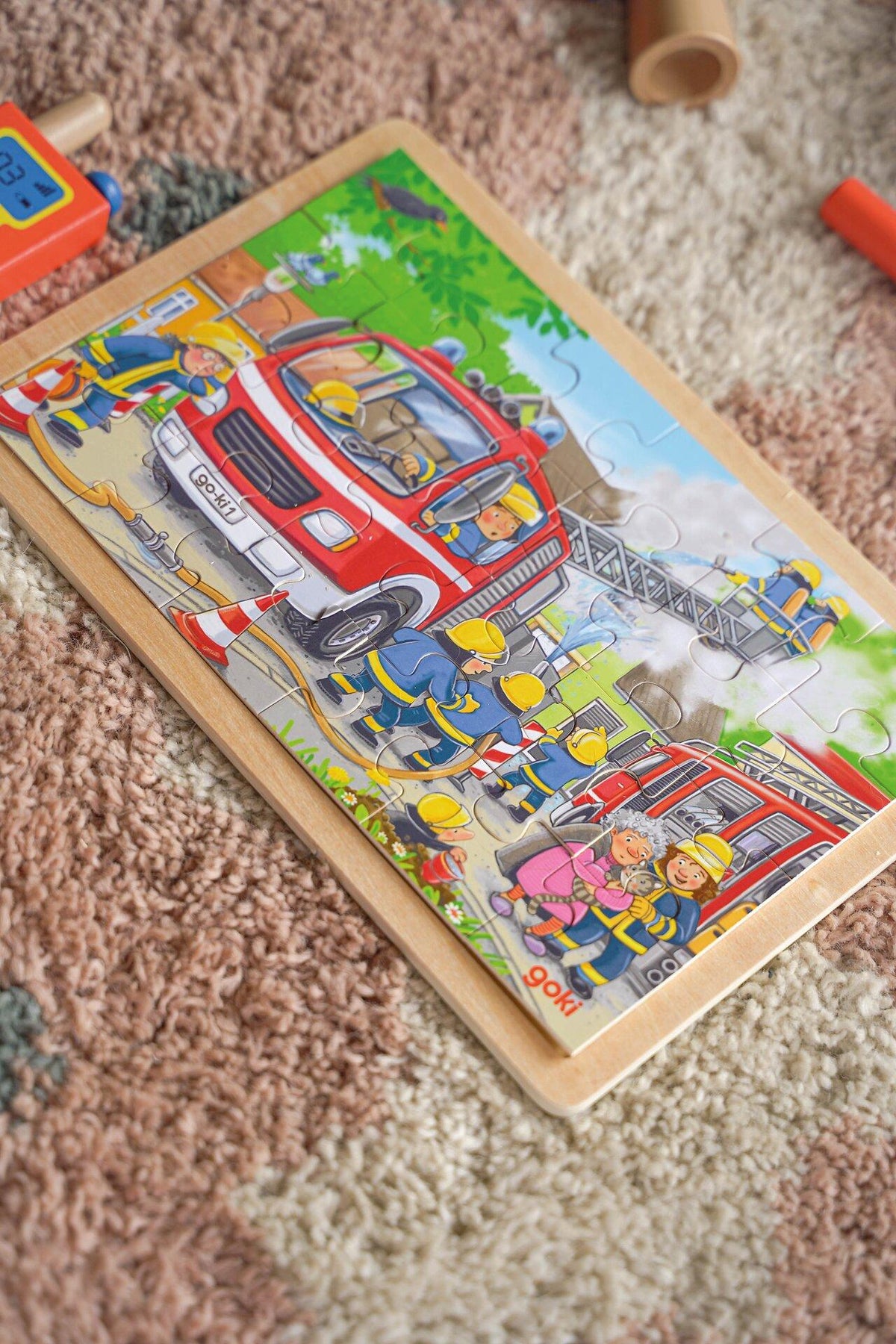 Einlegepuzzle Feuerwehreinsatz mit Löschfahrzeug von goki – Seitenansicht