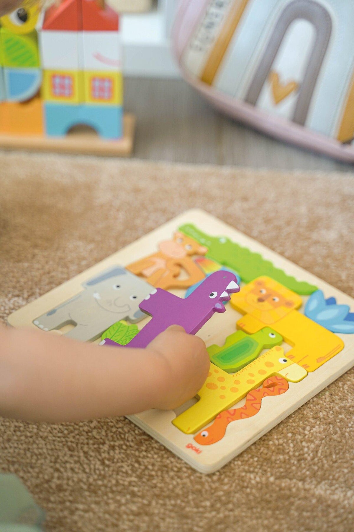 Einlegepuzzle Safari mit Tierformen aus Holz von goki – Detail