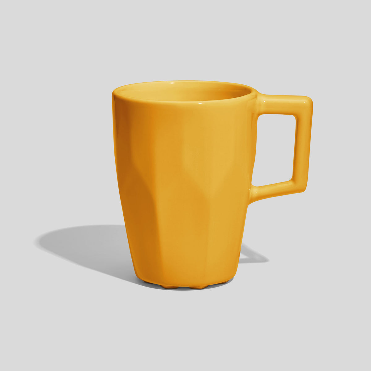 Facettierte Keramiktasse 320 ml mit Rechteckgriff – Gelb