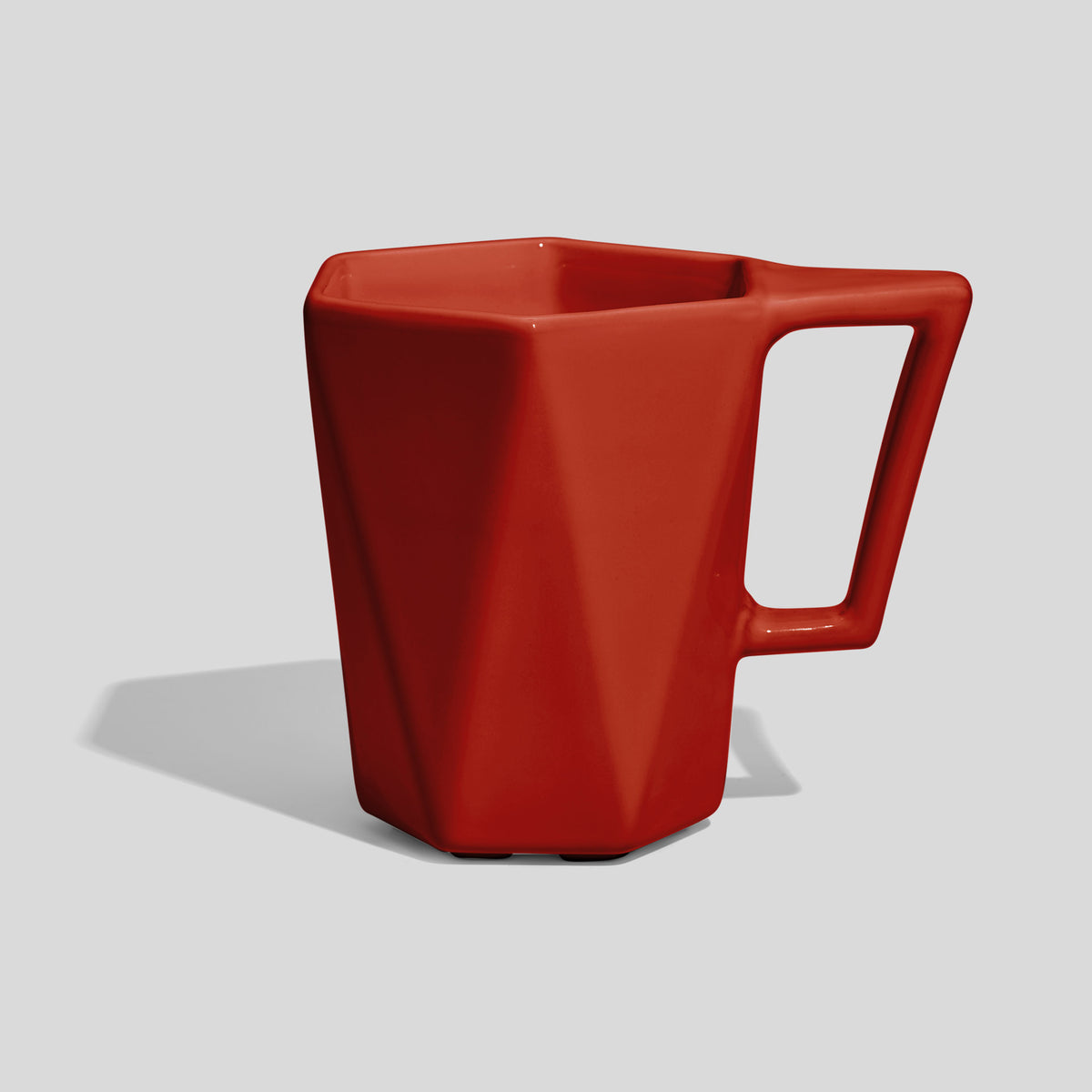 Facettierte Keramiktasse 350 ml mit Trapezhenkel – Rot