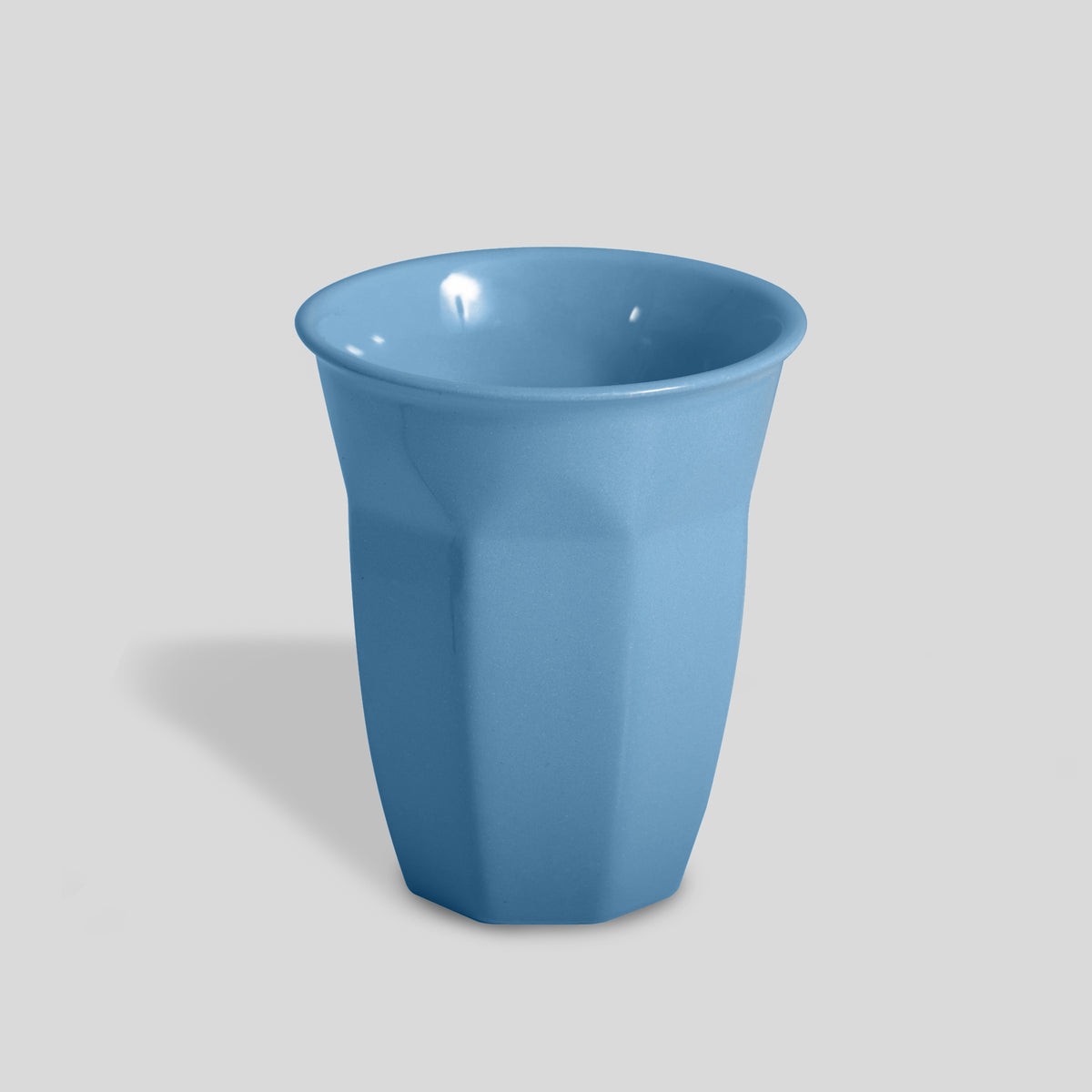 Facettierter Keramikbecher 250 ml mit ausgestelltem Rand – Himmelblau