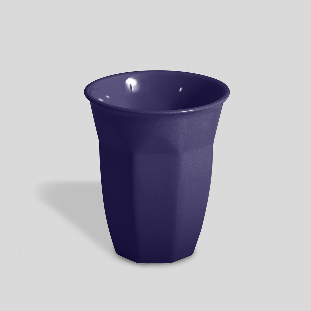 Facettierter Keramikbecher 250 ml mit ausgestelltem Rand – Nachtblau