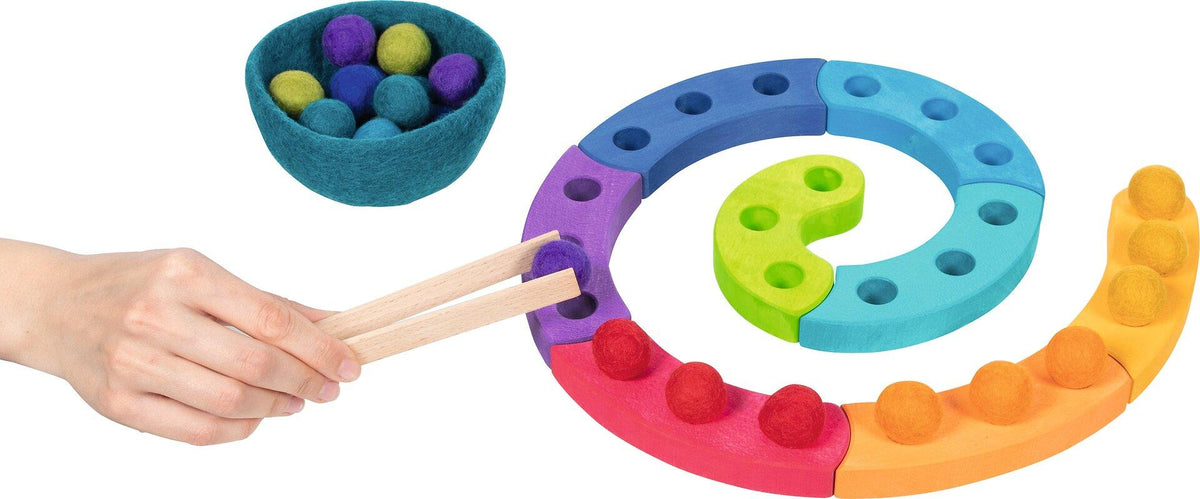 Farbsortierspiel Spirale mit Filzkugeln von goki – vierte Ansicht
