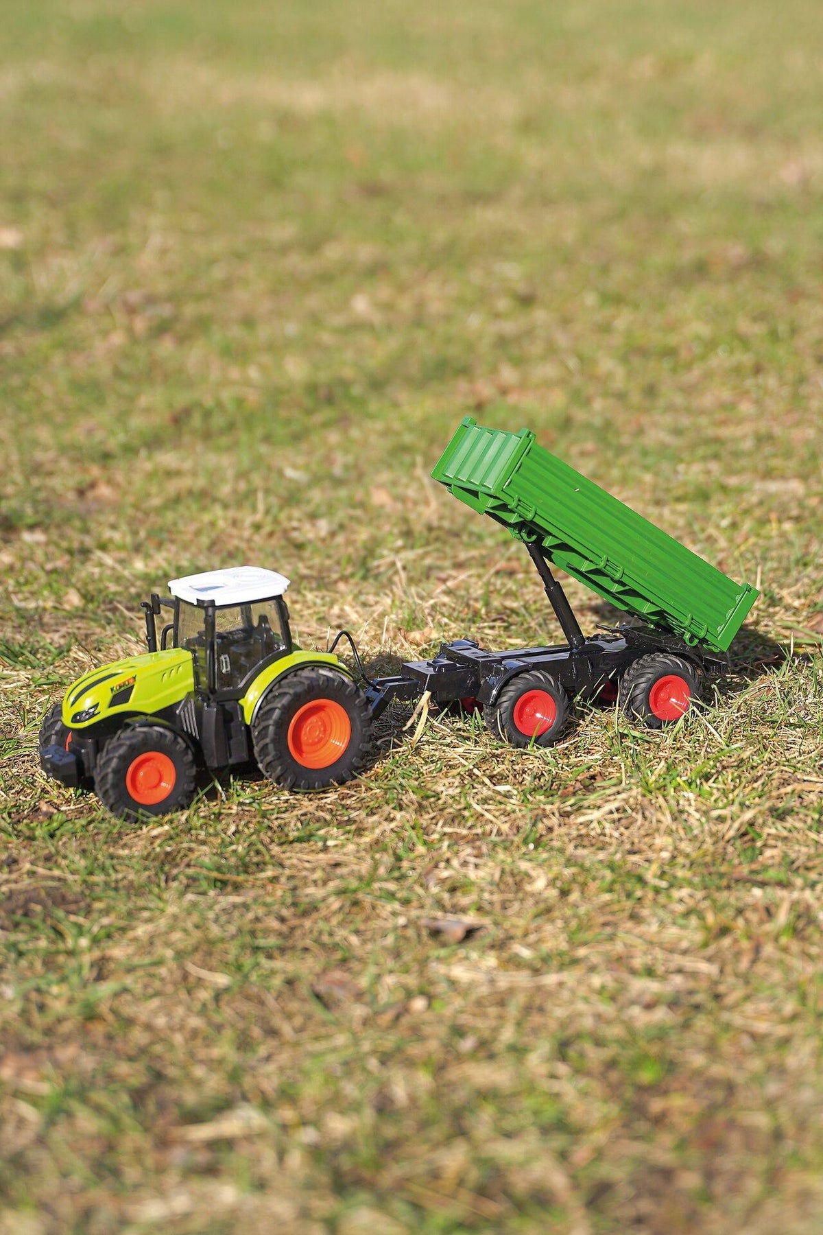 Ferngesteuerter Traktor mit Kippanhänger 1:24 – weitere Ansicht