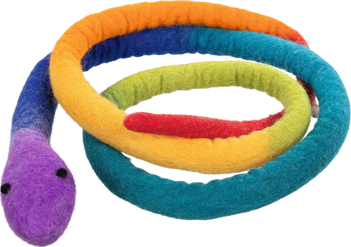 Filzschlange Boa in Regenbogenfarben von goki – Nahaufnahme