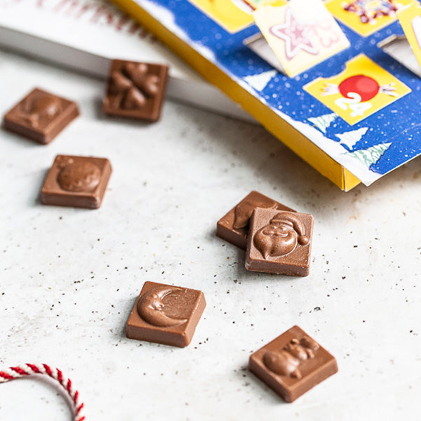 Flacher Adventskalender mit 24 Türchen und Logo, Nahaufnahme