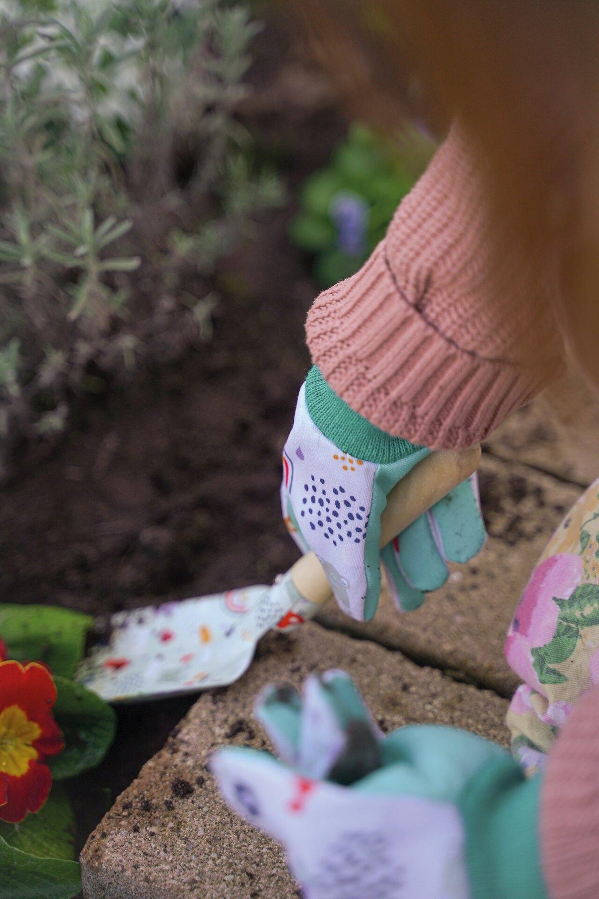 Gartenhandschuhe für Kinder aus Baumwolle im Sechserpack – Schrägansicht