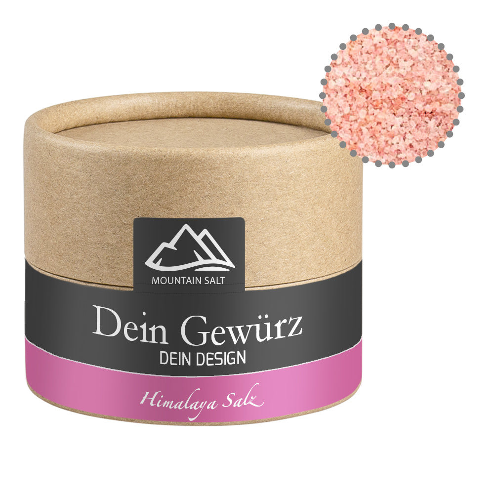Gewürze und Salz in der kleinen Kraftpapierdose