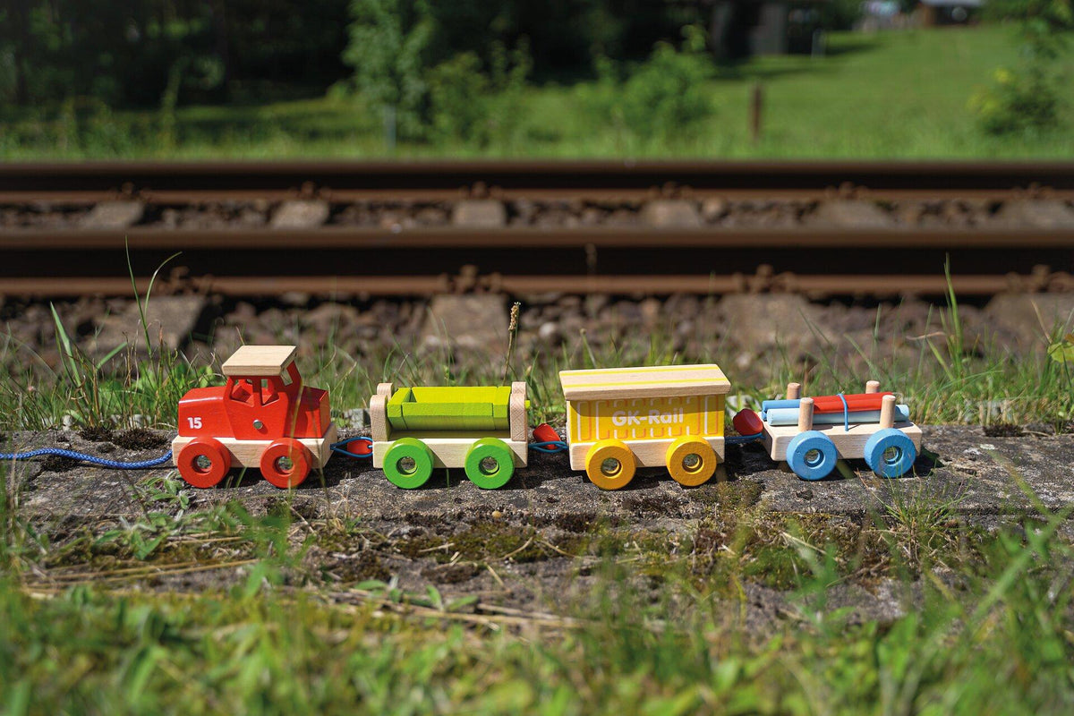 Güterzug aus Holz mit Lok und drei Wagen von goki – Ansicht