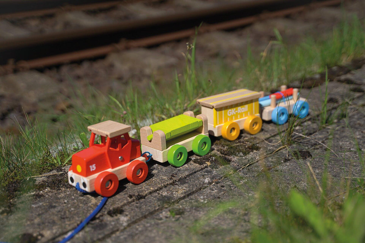 Güterzug aus Holz mit Lok und drei Wagen von goki – Lok